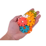 Zbliżenie na konstrukcję z klocków o różnych barwach