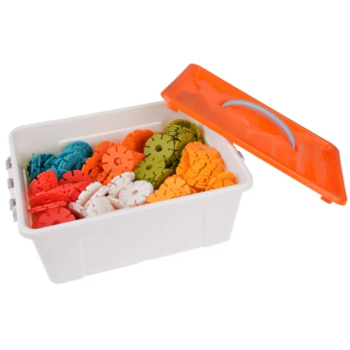 Przezroczysty pojemnik pokazujący zawartość zestawu klocków 3D