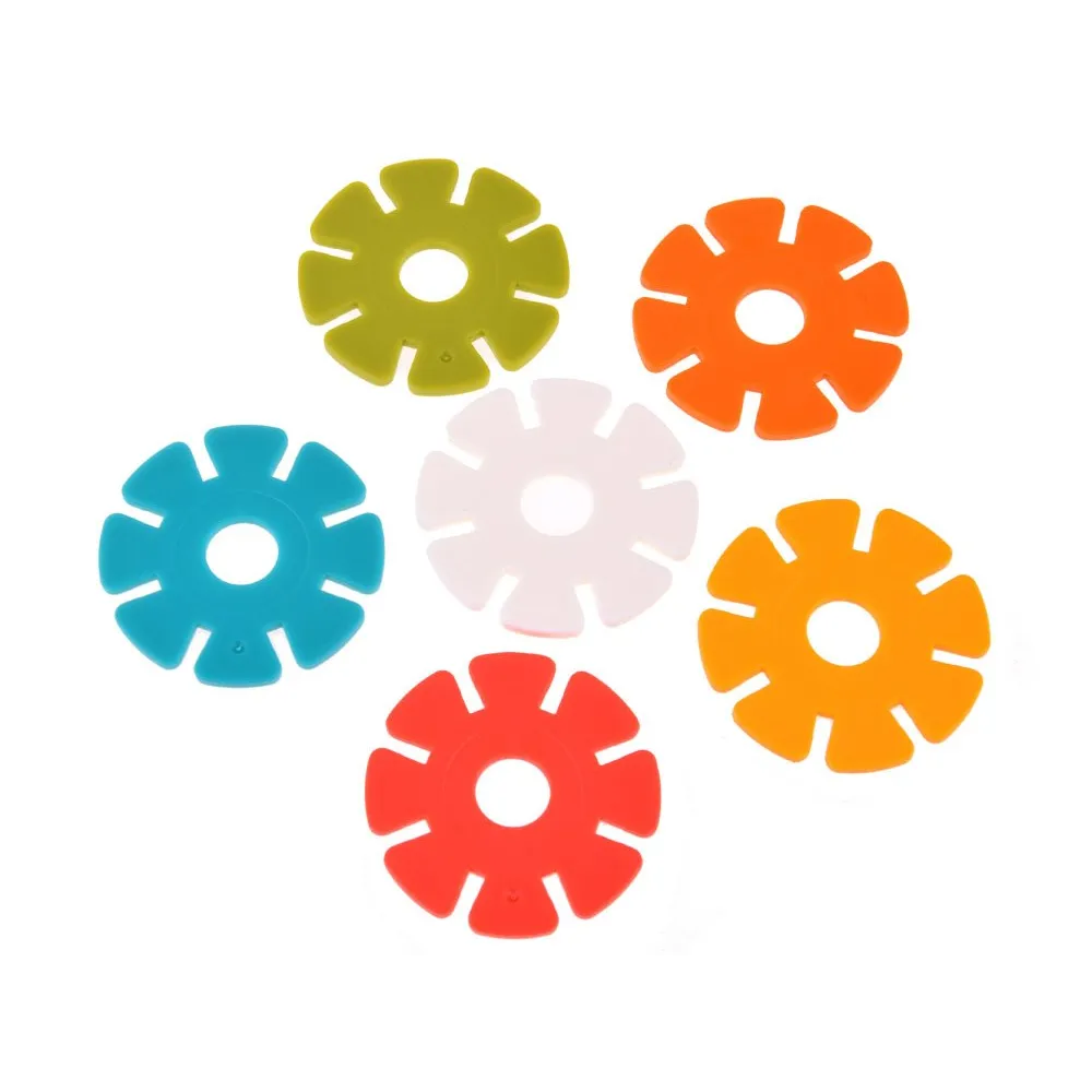 Dziecięca dłoń chwytająca pojedynczy klocek gwiazdkę