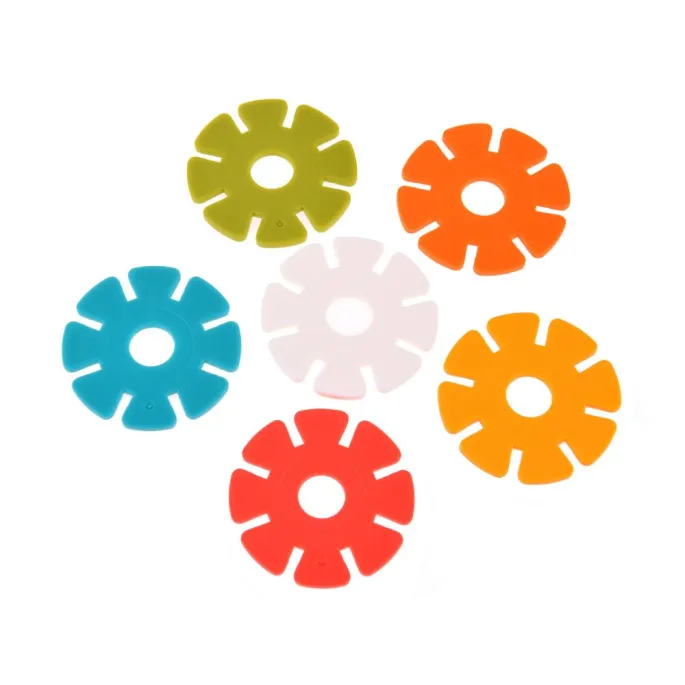 Dziecięca dłoń chwytająca pojedynczy klocek gwiazdkę