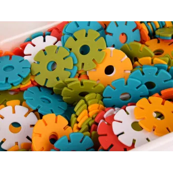 Widok na zestaw gwiazdek rozłożonych w różnych kolorach i kształtach