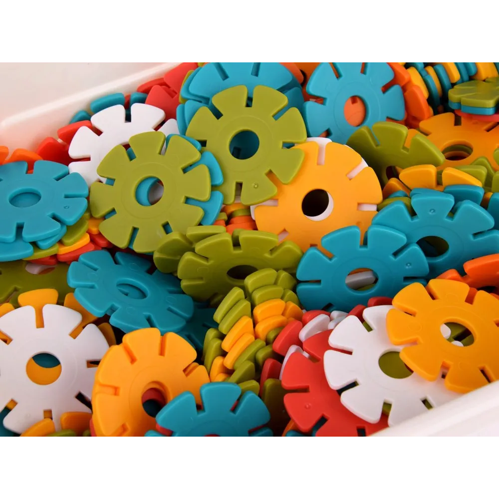 Widok na zestaw gwiazdek rozłożonych w różnych kolorach i kształtach