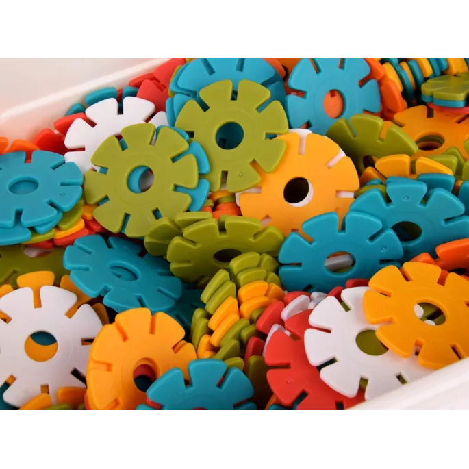 Widok na zestaw gwiazdek rozłożonych w różnych kolorach i kształtach