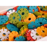 Widok na zestaw gwiazdek rozłożonych w różnych kolorach i kształtach