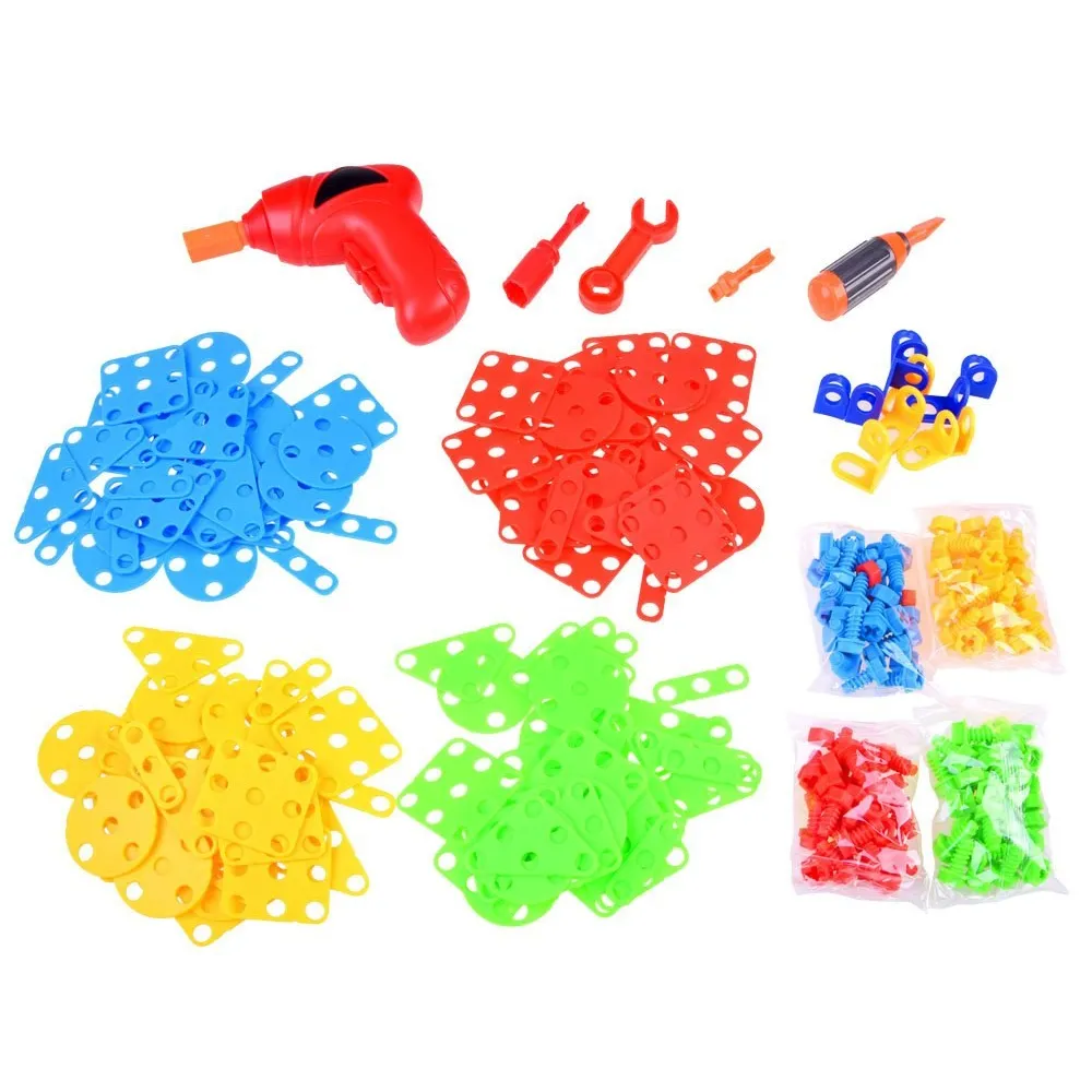 klocki o różnych kształtach ułożone obok praktycznej walizki