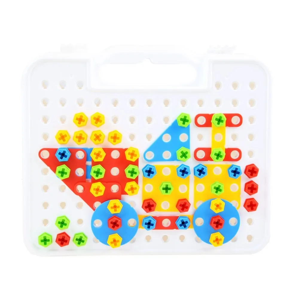 zbliżenie na ażurowe, kolorowe klocki do skręcania