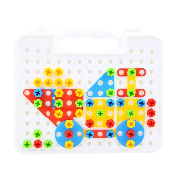 zbliżenie na ażurowe, kolorowe klocki do skręcania