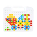 zbliżenie na ażurowe, kolorowe klocki do skręcania