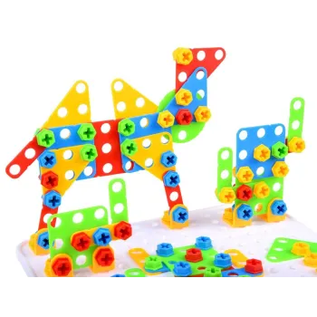 kolorowe elementy zestawu podczas montowania konstrukcji