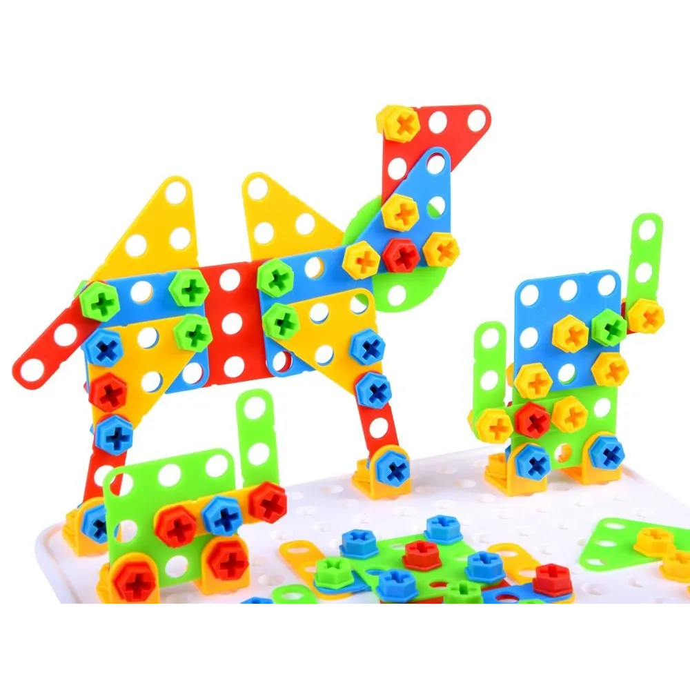 kolorowe elementy zestawu podczas montowania konstrukcji