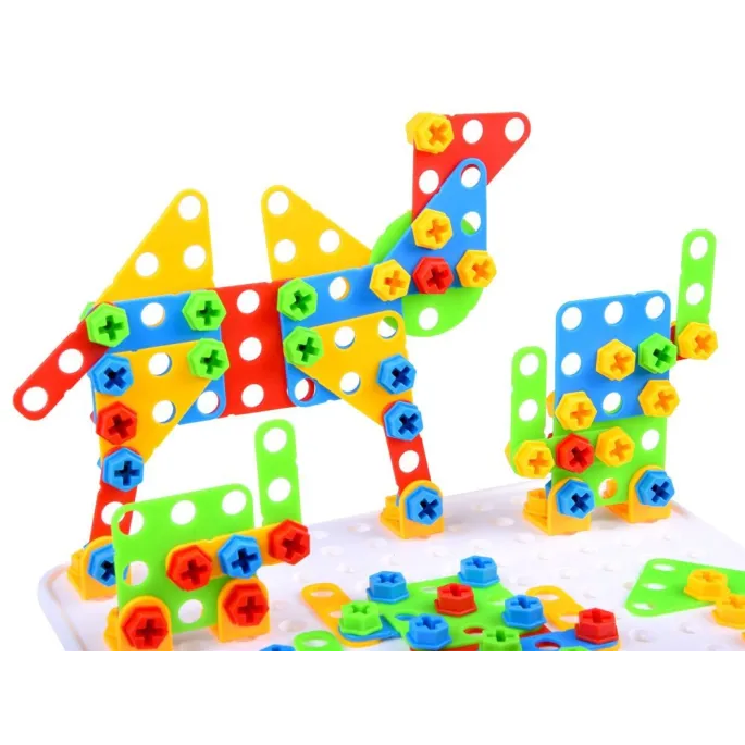 kolorowe elementy zestawu podczas montowania konstrukcji