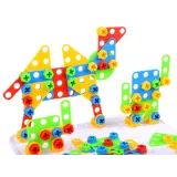 kolorowe elementy zestawu podczas montowania konstrukcji