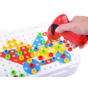 ręka dziecka skręcająca klocki przy użyciu wkrętarki