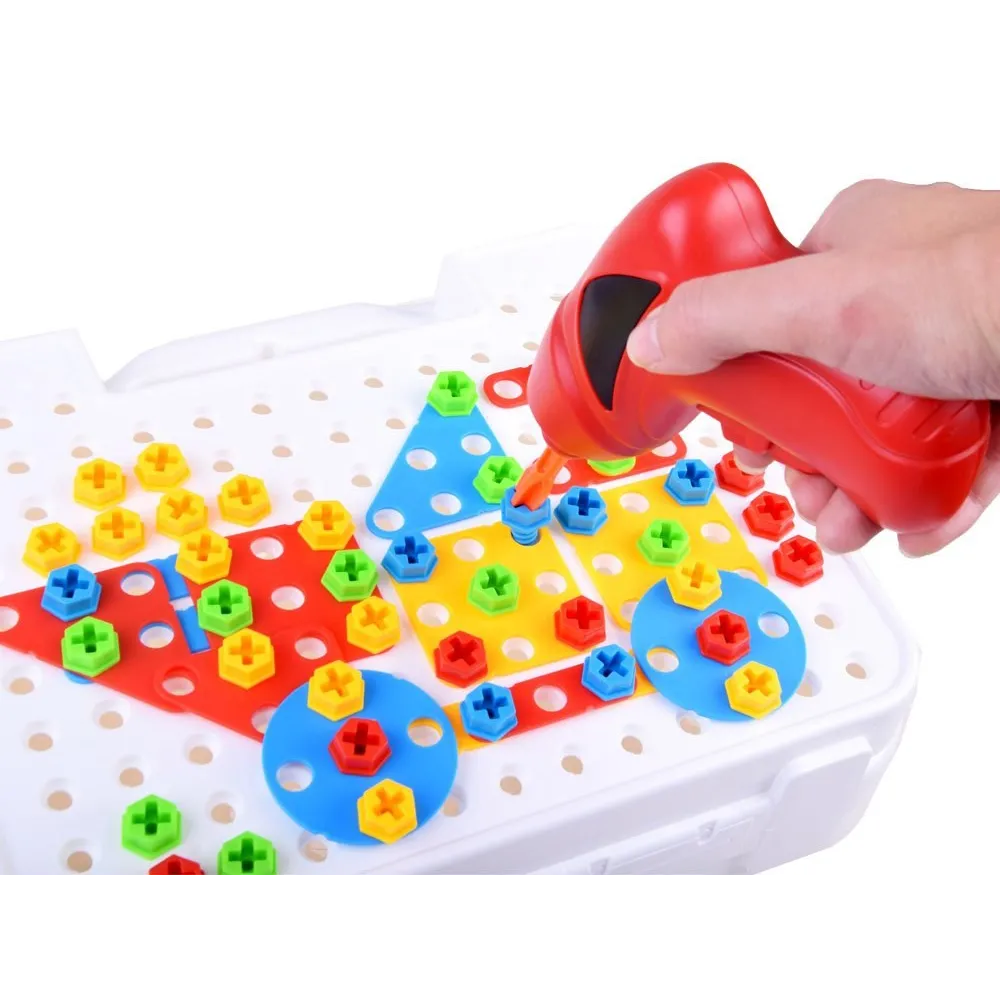 ręka dziecka skręcająca klocki przy użyciu wkrętarki