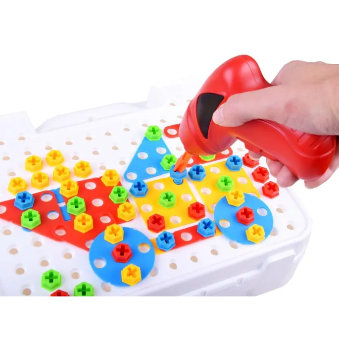 ręka dziecka skręcająca klocki przy użyciu wkrętarki