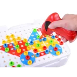 ręka dziecka skręcająca klocki przy użyciu wkrętarki