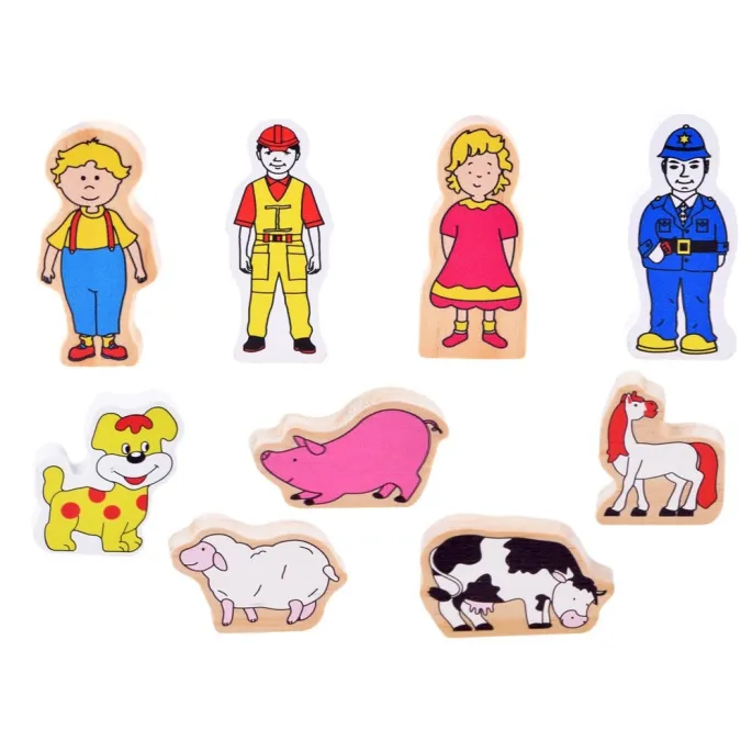 widok kolorowych elementów kolejki z figurkami i pojazdami