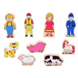 widok kolorowych elementów kolejki z figurkami i pojazdami