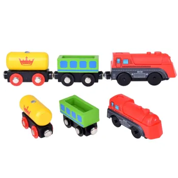 lokomotywa poruszająca się po drewnianym torze podczas zabawy