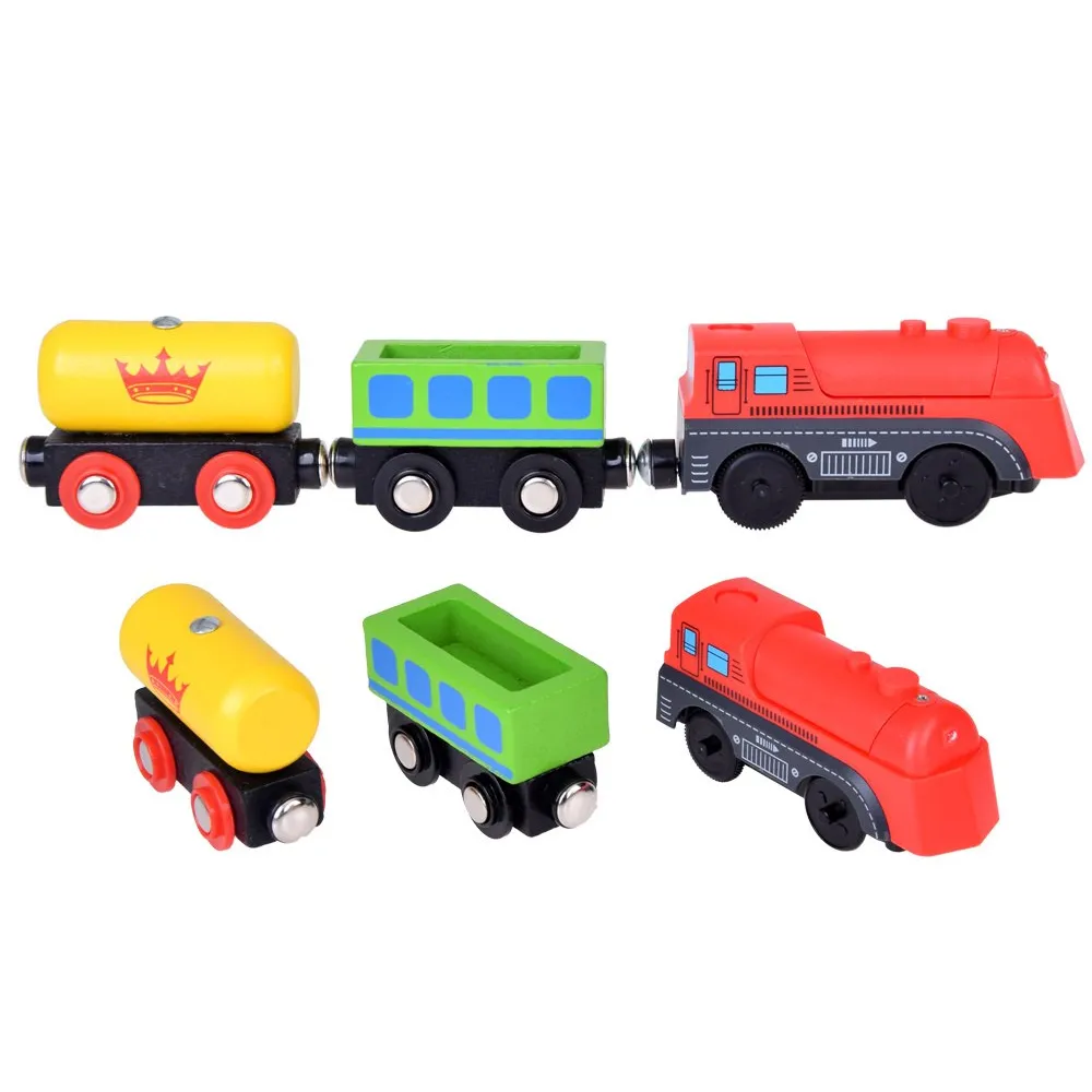 lokomotywa poruszająca się po drewnianym torze podczas zabawy