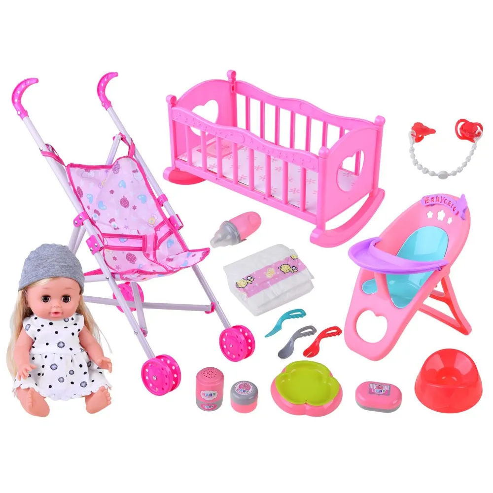 Zbliżenie na lalkę w białej sukience w kropki z blond włosami