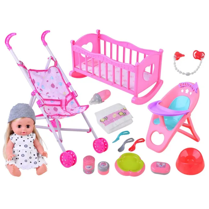 Zbliżenie na lalkę w białej sukience w kropki z blond włosami