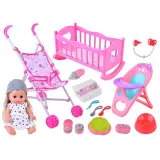 Zbliżenie na lalkę w białej sukience w kropki z blond włosami