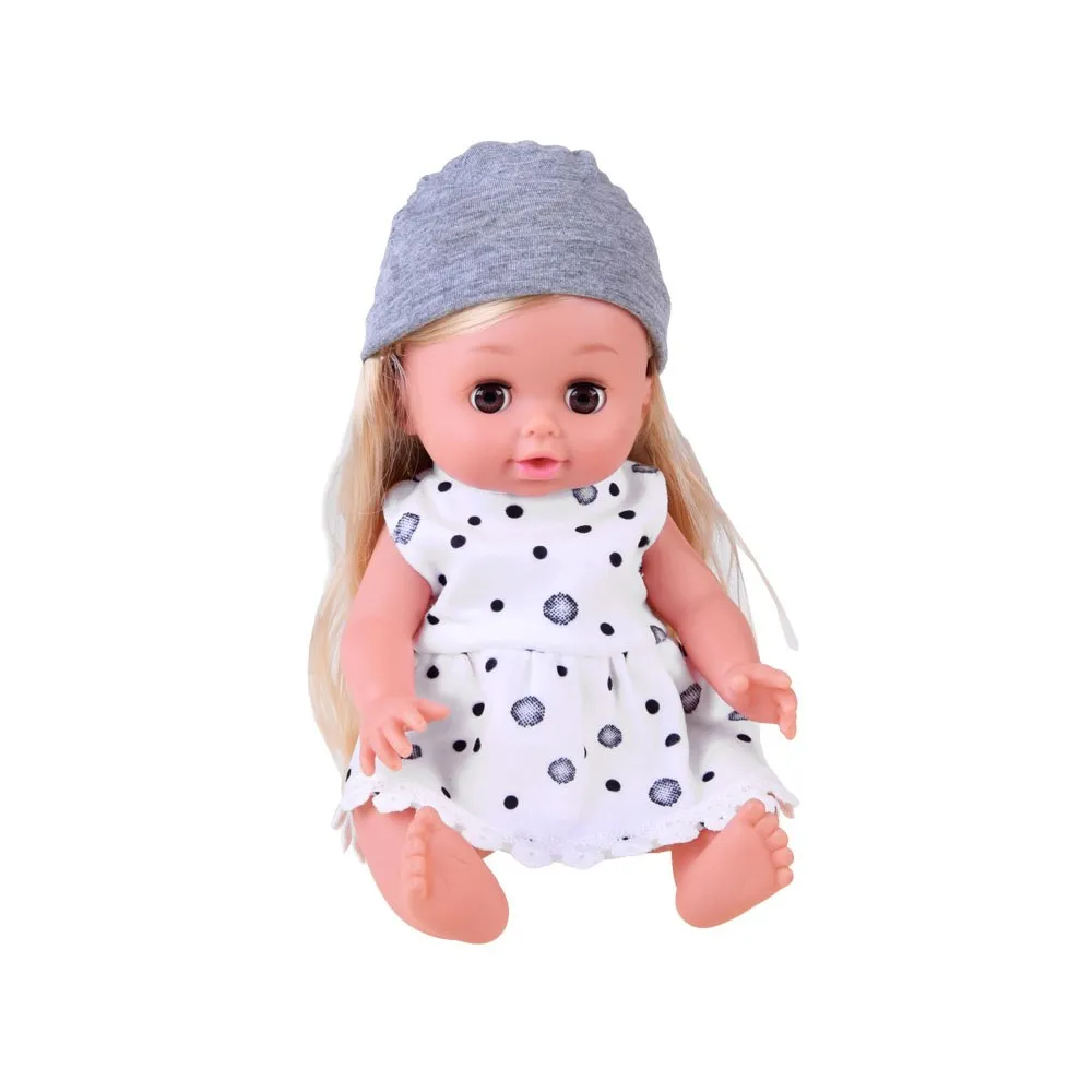 Szczegół lalki siedzącej w krzesełku do karmienia