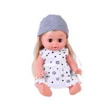 Szczegół lalki siedzącej w krzesełku do karmienia