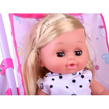 Lalka w kołysce z zamkniętymi oczami podczas usypiania