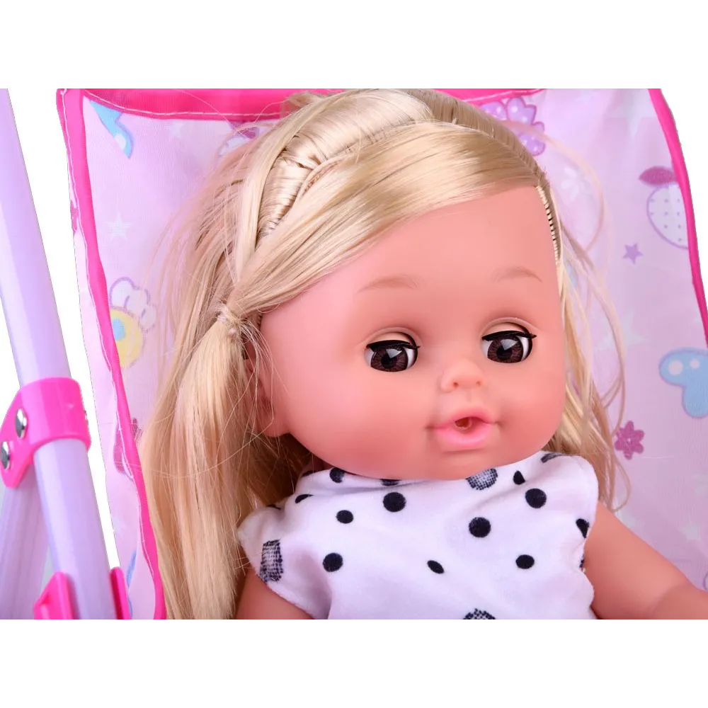 Lalka w kołysce z zamkniętymi oczami podczas usypiania