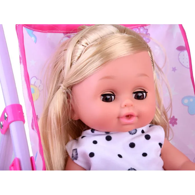 Lalka w kołysce z zamkniętymi oczami podczas usypiania