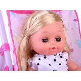 Lalka w kołysce z zamkniętymi oczami podczas usypiania