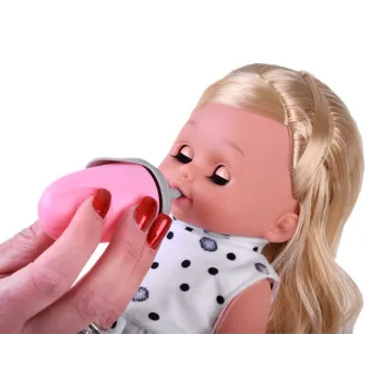 Akcesoria do pielęgnacji lalki rozłożone obok siebie