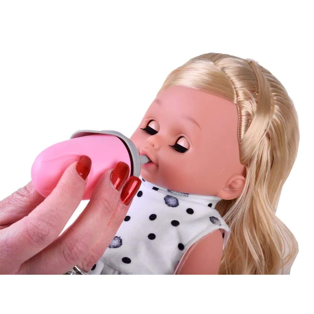 Akcesoria do pielęgnacji lalki rozłożone obok siebie