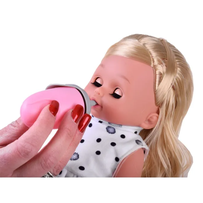 Akcesoria do pielęgnacji lalki rozłożone obok siebie