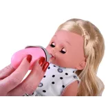 Akcesoria do pielęgnacji lalki rozłożone obok siebie