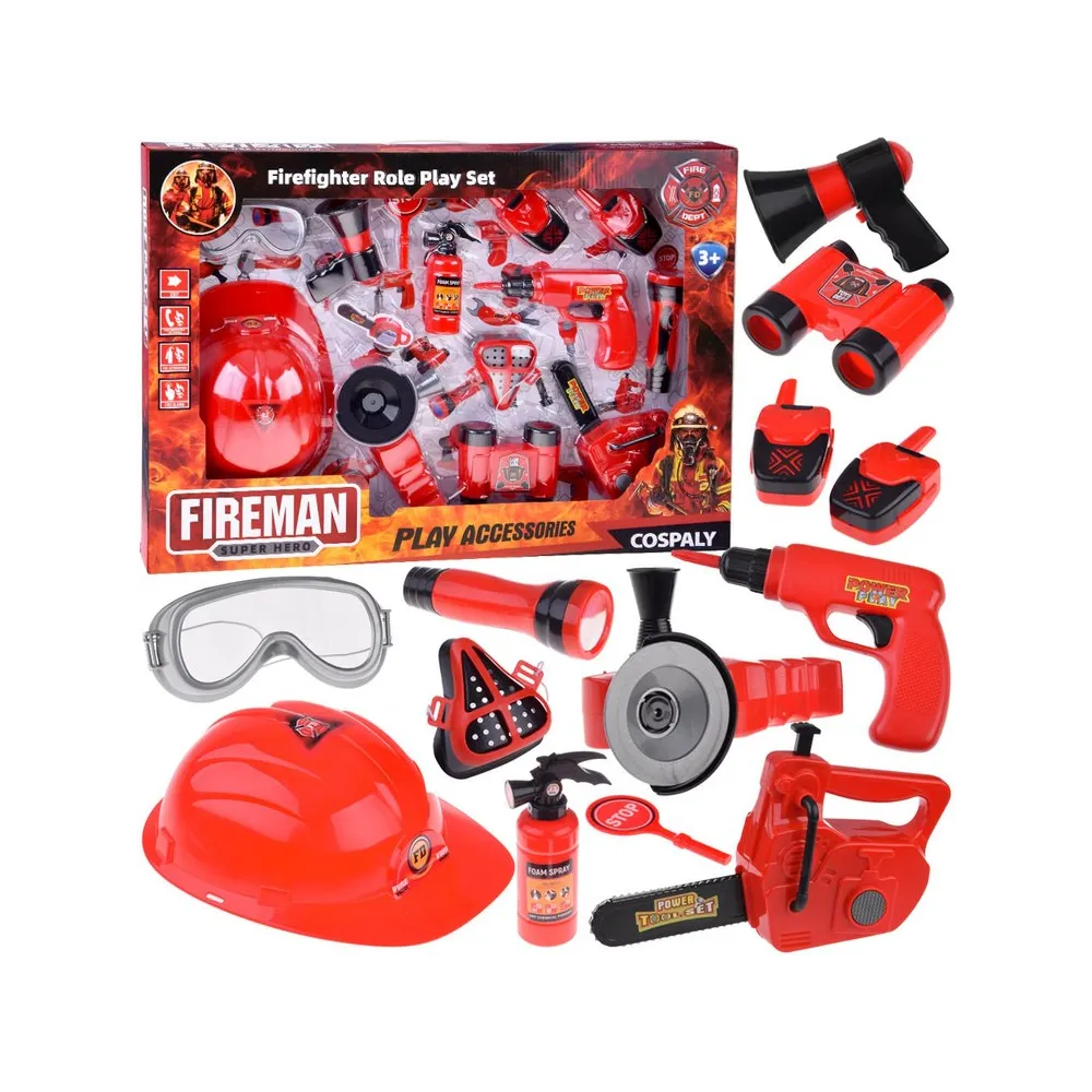 zestaw strażaka z czerwonym kaskiem i piłą na białym tle