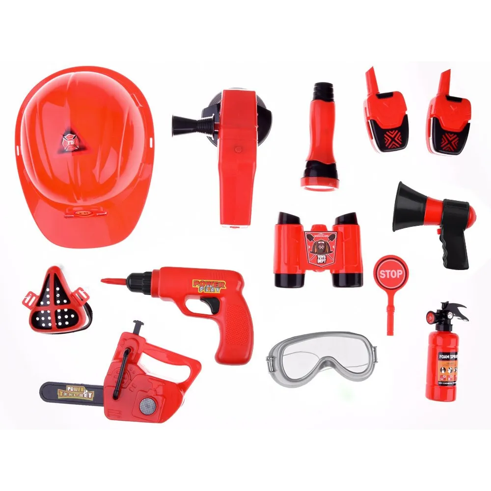 zestaw akcesoriów strażackich ułożony w atrakcyjnej kompozycji