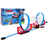 Zbliżenie na przezroczystą kulę w zestawie toru wyścigowego