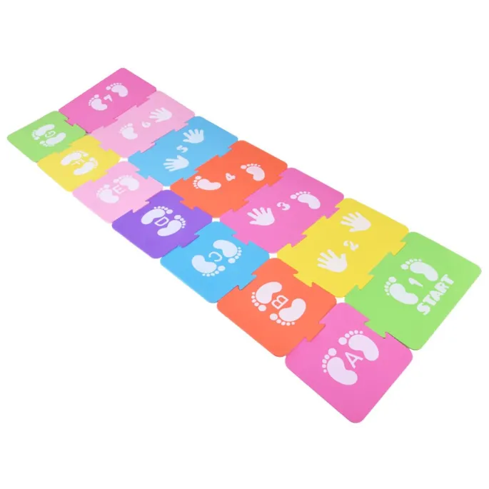 widok puzzli z nadrukowanymi literami i cyframi, ułożonych na podłodze