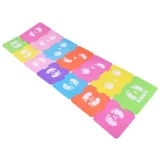 widok puzzli z nadrukowanymi literami i cyframi, ułożonych na podłodze