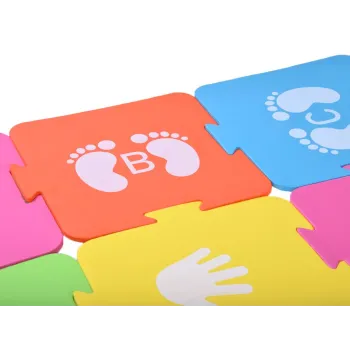 układanie puzzli podczas gry ruchowej w domu lub na świeżym powietrzu