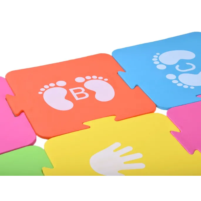 układanie puzzli podczas gry ruchowej w domu lub na świeżym powietrzu