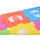 układanie puzzli podczas gry ruchowej w domu lub na świeżym powietrzu