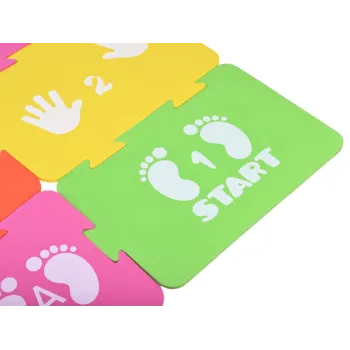 gra z piankowymi puzzlami stanowiącymi trasę do aktywności ruchowej