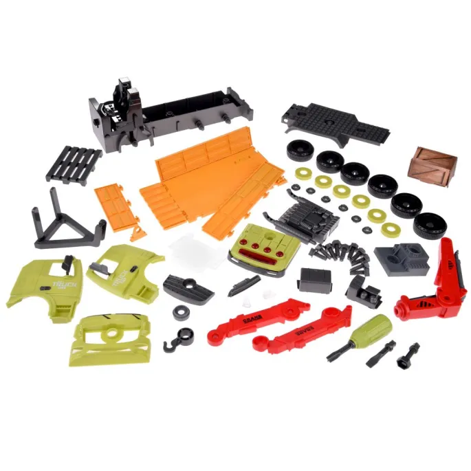 Widok na otwieraną burtę przyczepy zabawkowego pojazdu