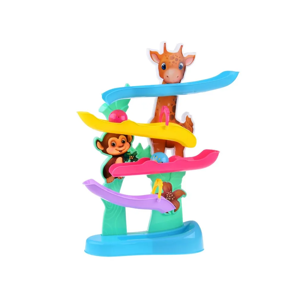 zbliżenie rampy toru kulkowego z figurkami zwierząt