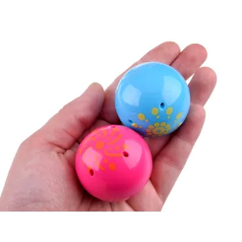 piłeczki na torze w odcieniach różowym i niebieskim