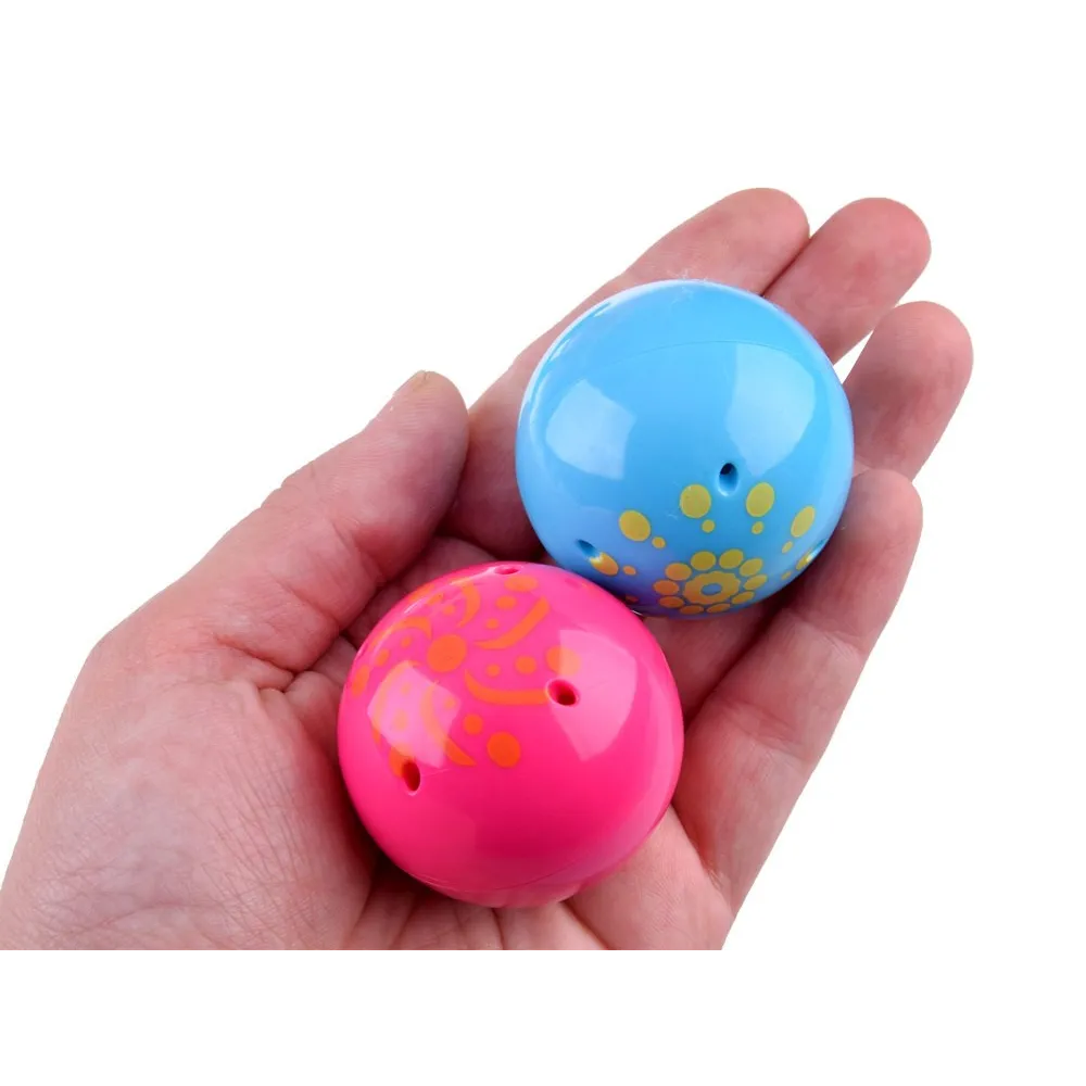 piłeczki na torze w odcieniach różowym i niebieskim